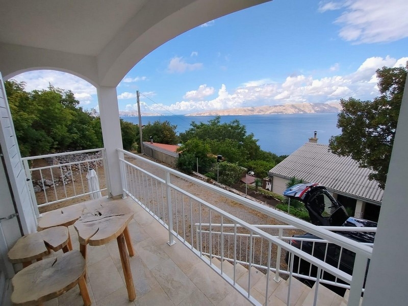 Fedett terasz tengerre néző kilátással