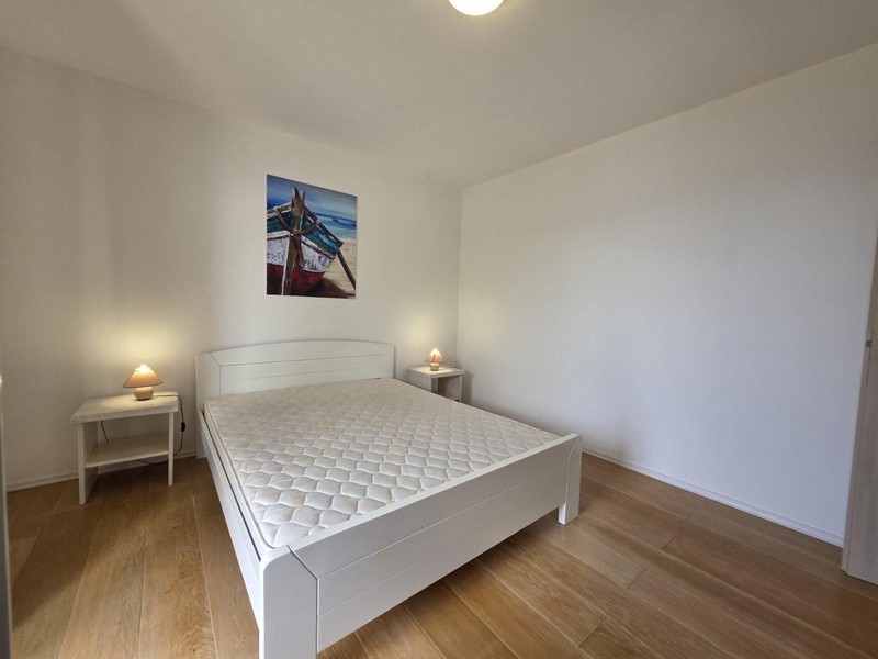 Hálószoba franciaággyal és egyszerű bútorokkal