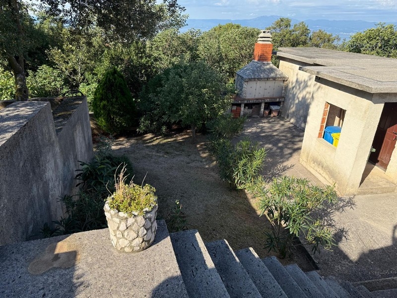 Lépcső a kertbe, melléképületekkel és grillezővel