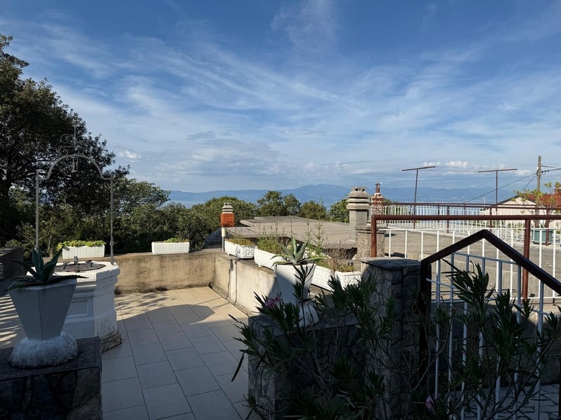 Terasz tengerre néző kilátással és virágtartókkal