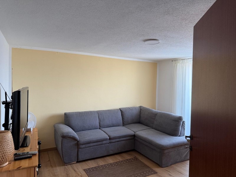 Nappali kanapéval és televízióval