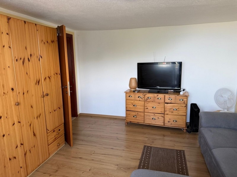 Nappali fali elemmel és komóddal