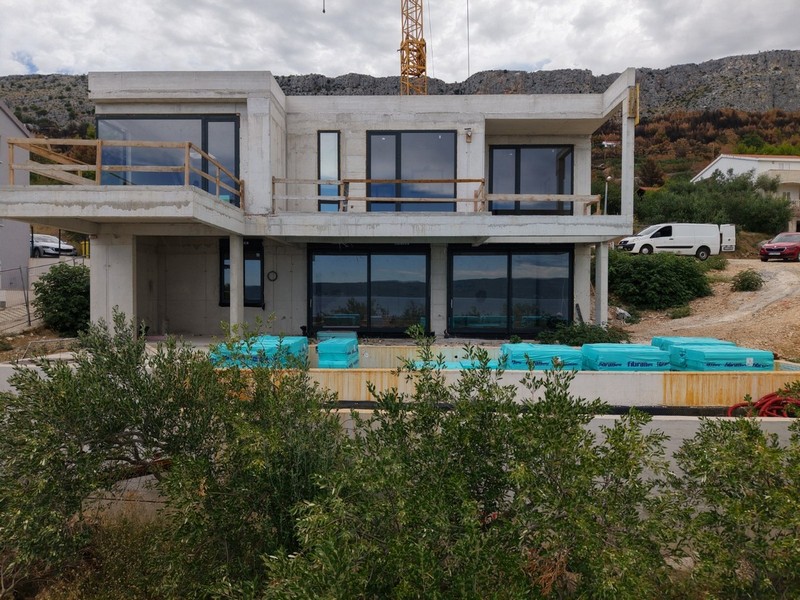 Az épülő H3719 modern villa elölnézete