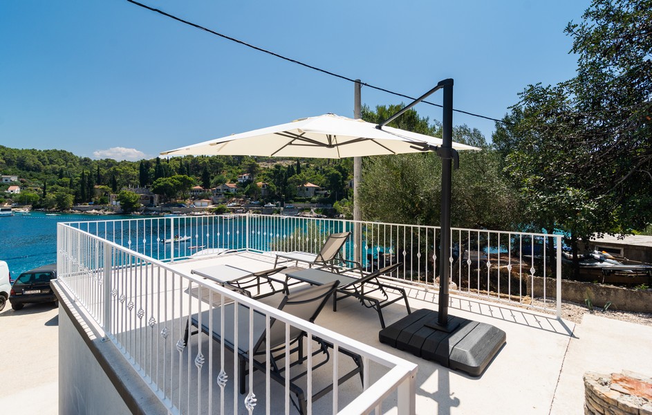 Tengerparti ház eladó a horvátországi Solta szigeten.