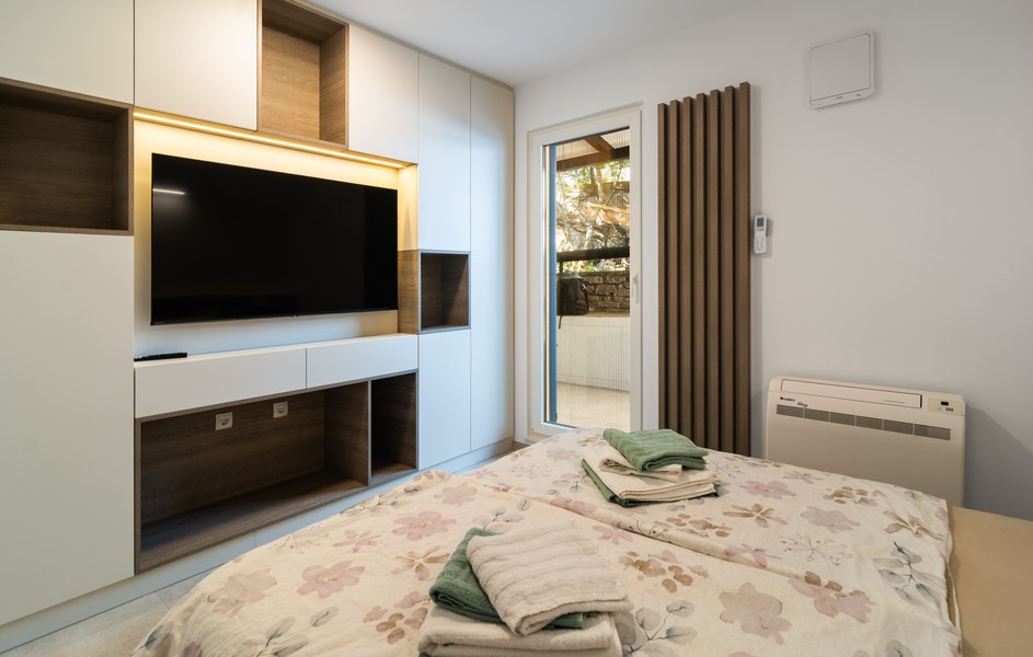 Vendégszoba franciaággyal és beépített szekrénnyel