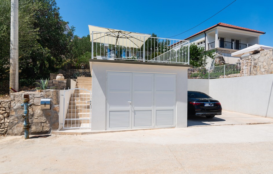 Házra néző parkolóhellyel és külső lépcsőkkel Solta szigetén