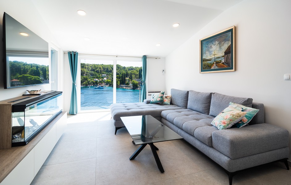 Modern nappali tengerre néző kilátással és nagy üvegfallal