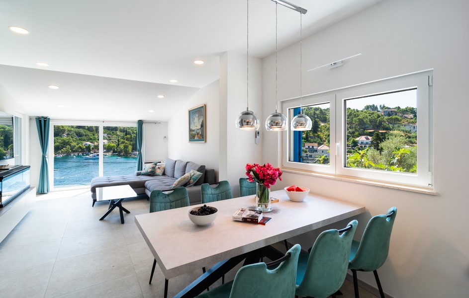 Világos nappali étkezőasztallal és kilátással az öbölre