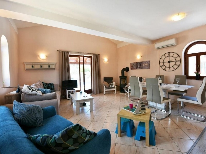 A H3722 ingatlan légkondicionált és bútorozott nappalija