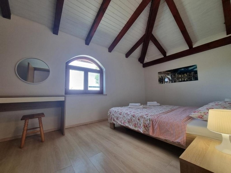 Hálószoba a H3722 ingatlan tetőterében.