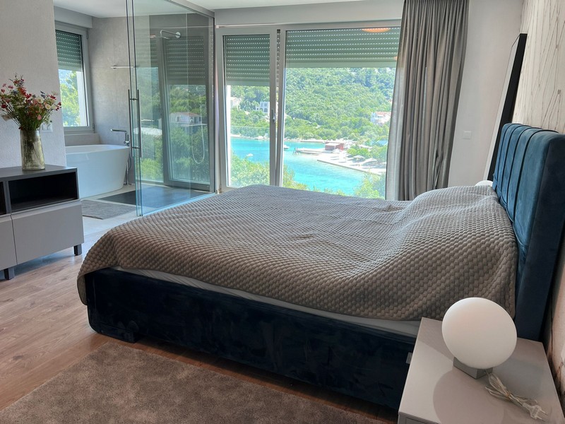 Hálószoba gyönyörű kilátással a tengerre.