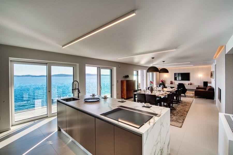 Kilátás a tengerre a konyhából.