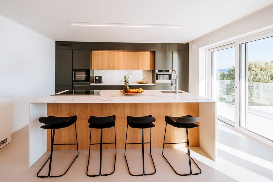 Modern konyha főzőszigettel.