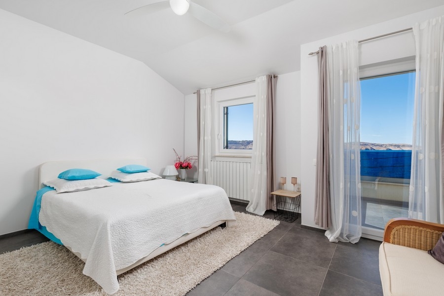 A hálószoba az azúrkék tengerre néz.