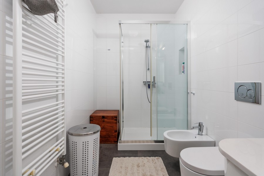 Fürdőszoba zuhanyzóval.