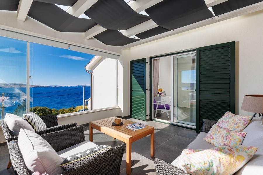 Terasz gyönyörű kilátással a tengerre.