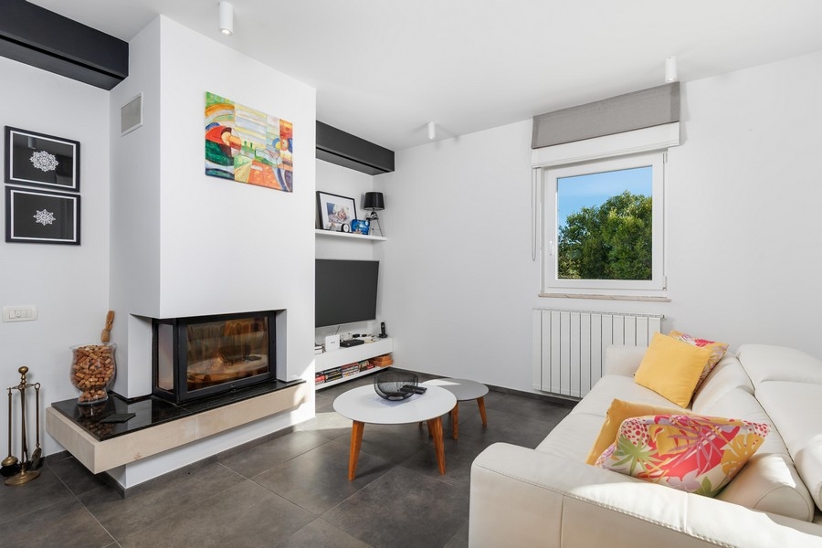 Kandalló a nappaliban.