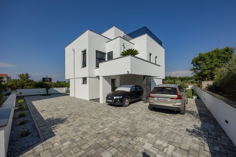 Parkolóhelyek a villa előtt.