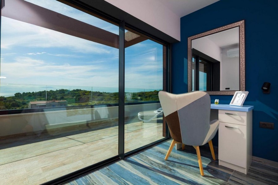 Hálószoba fésülködőasztallal és nagy üveg előlap a teraszra