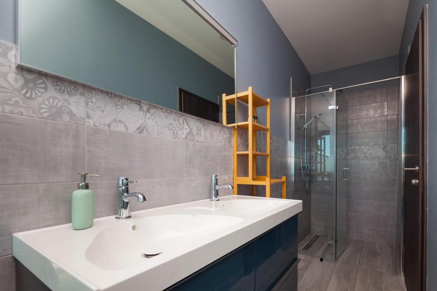 Modern fürdőszoba dupla mosdóval és zuhanyzóval