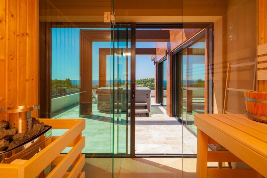 Szauna üveg előlappal és kijárat a tengerre néző teraszra