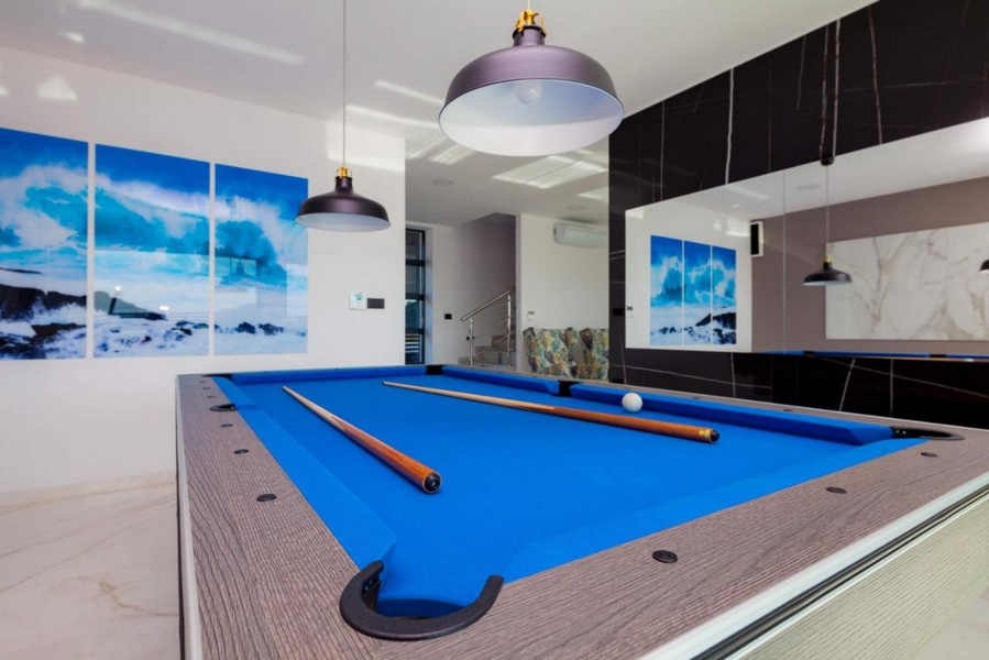 Nappali modern biliárdasztallal és stílusos világítással
