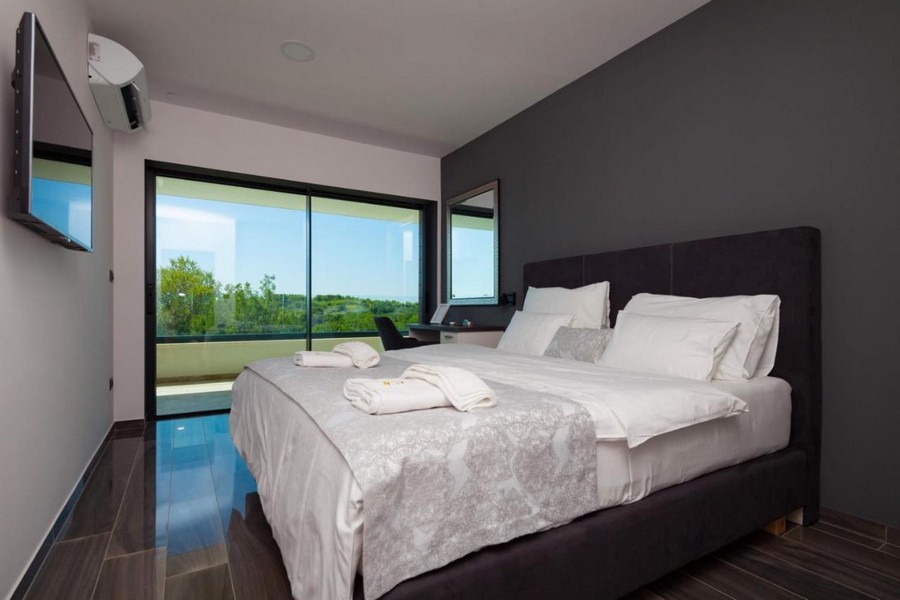 Elegáns hálószoba franciaággyal és kilátással a vidékre