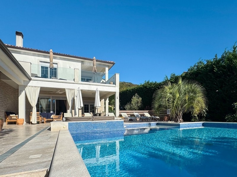 Modern villa úszómedencével Isztria területén, Labin régióban.