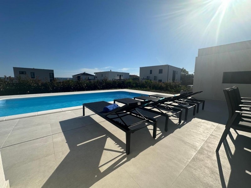 Eladó villa úszómedencével - Panoráma cserkészet.