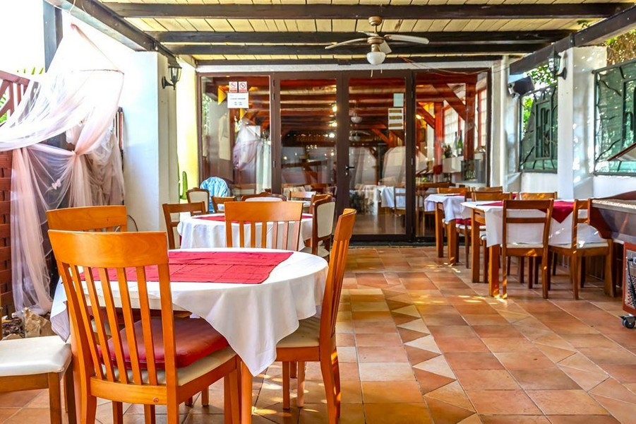 Az étterem belseje terített asztalokkal