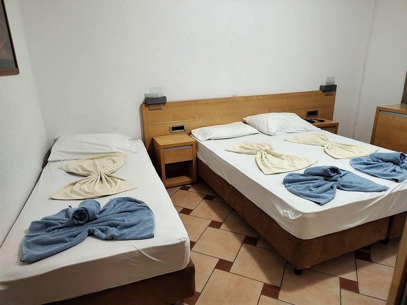 Szoba franciaággyal és egyszemélyes ággyal a vendégházban