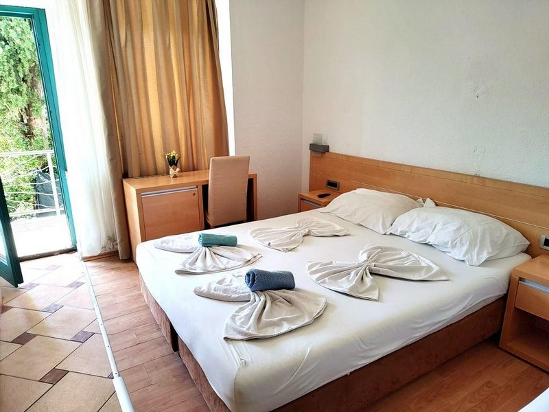 Kétágyas szoba erkéllyel és íróasztallal