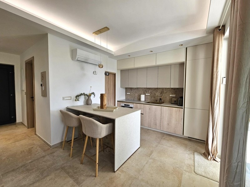 Modern konyha főzőszigettel és étkezővel