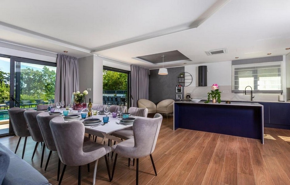 Kertre néző étkező és nyitott konyha