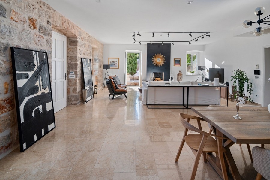 Nappali természetes kőfallal