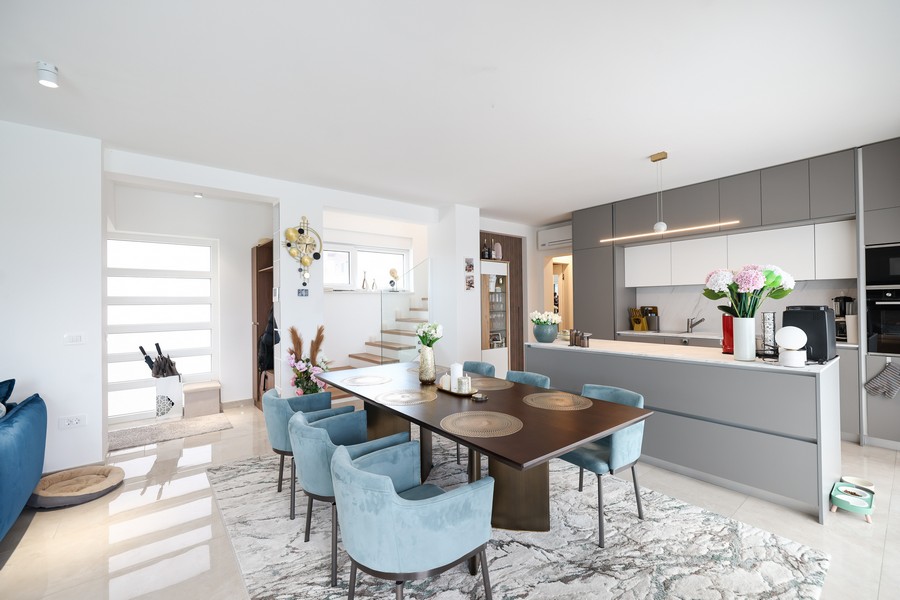 Étkező modern konyhával