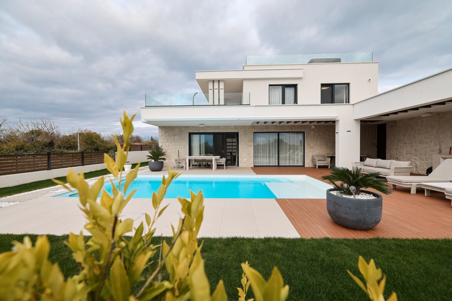 A modern villa elölnézete medencével