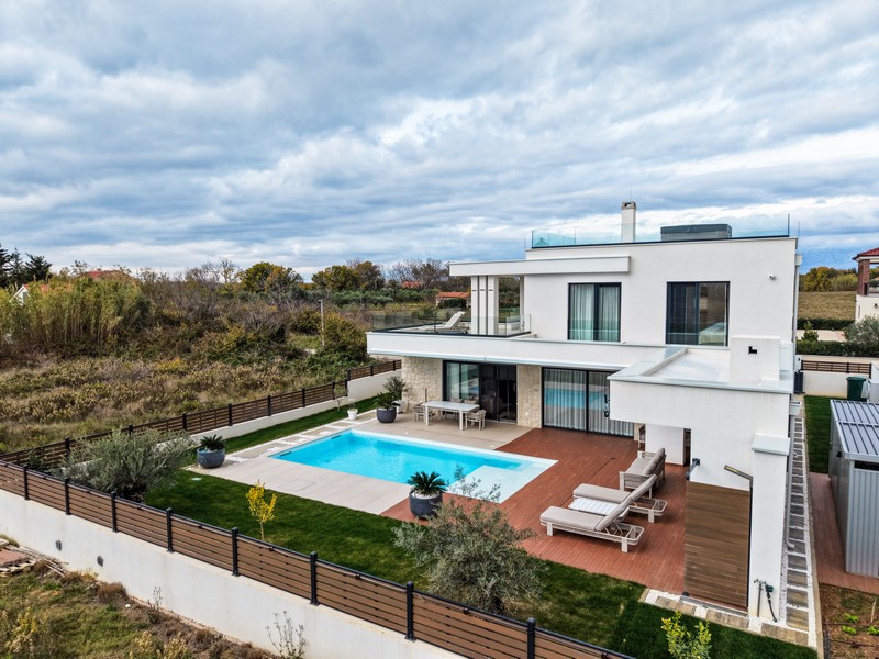 Kerttel és medencével rendelkező villa légifelvétele