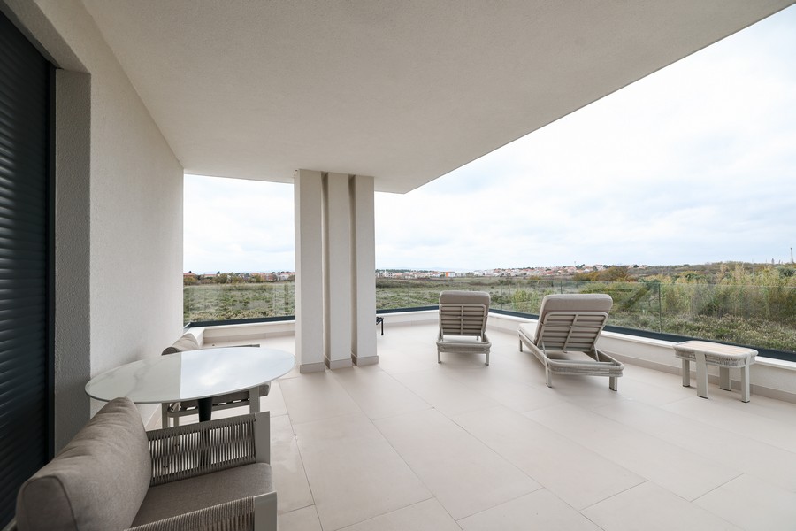 Fedett terasz az emeleten, kilátással