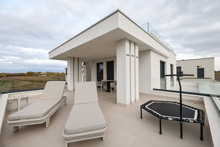 Nagy tetőterasz nyugágyakkal