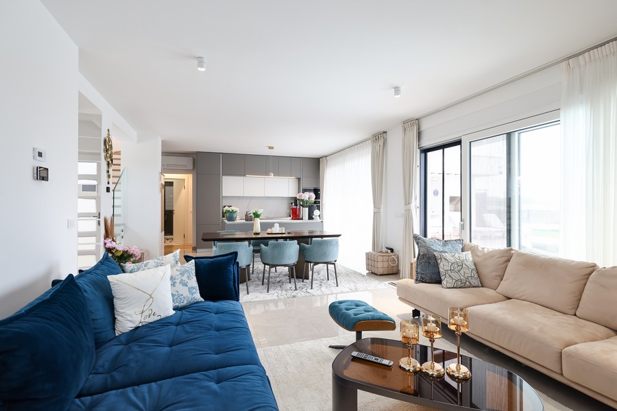 Nappali nyitott konyhával és étkezővel