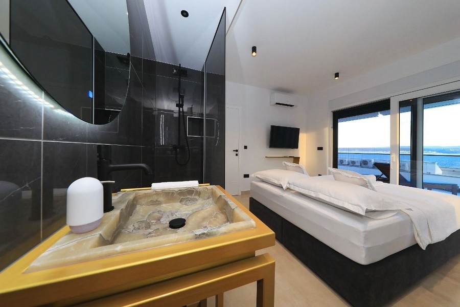 Nyitott fürdőszoba modern zuhanyzóval