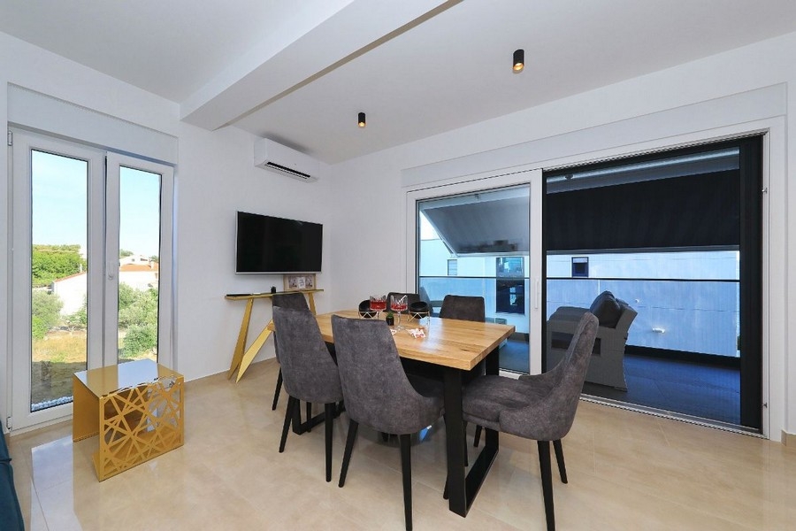 Étkező, kijárattal a teraszra