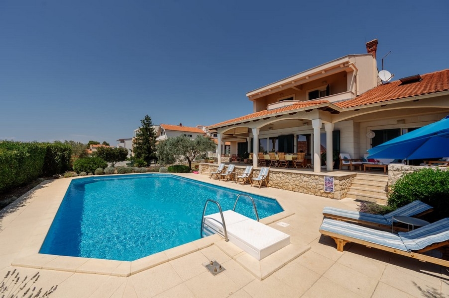 Medence terület villával