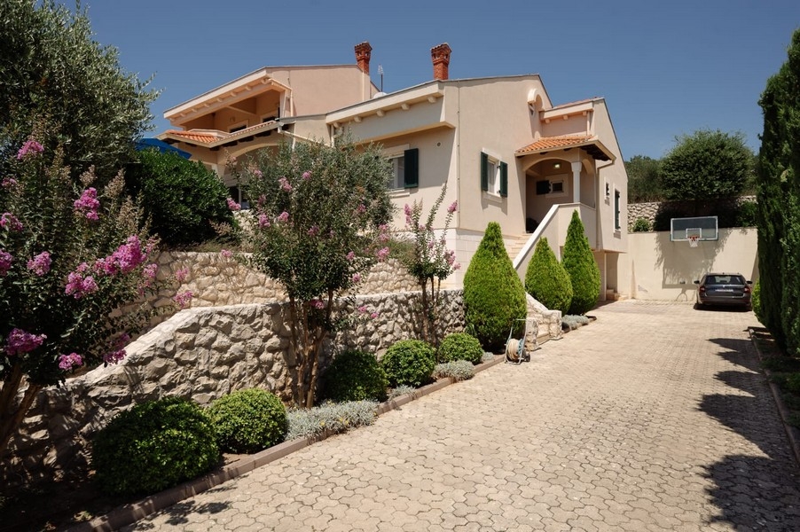 Bejárat és kilátás a kertre