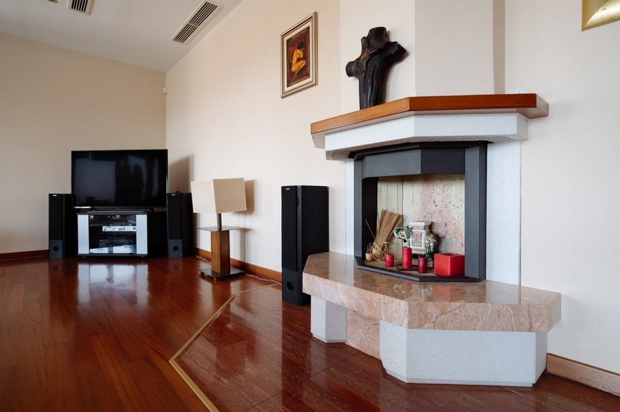 Nappali kandallóval és TV-vel