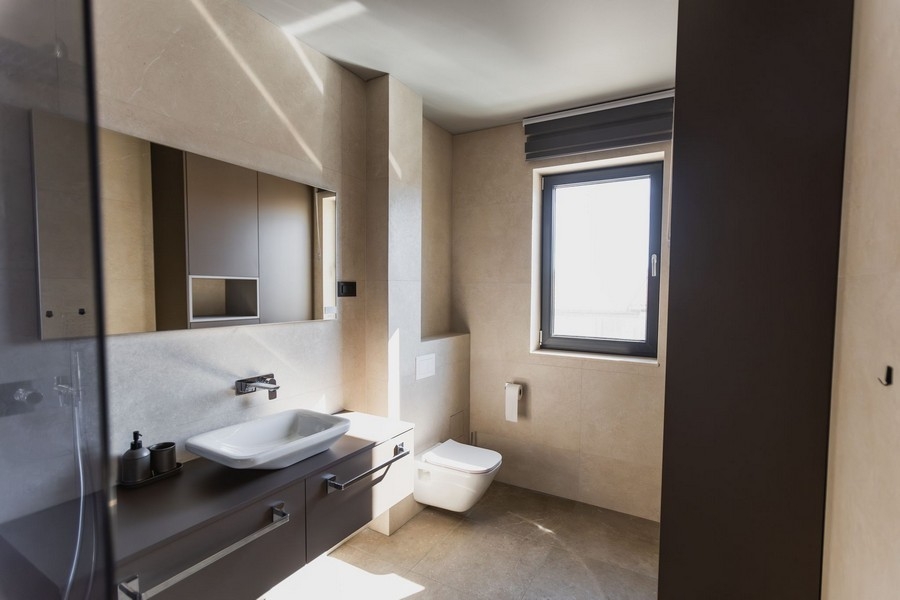 Világos fürdőszoba mosdóval és ablakkal