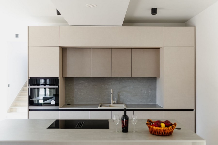 Modern felszerelt konyha világos dizájnnal