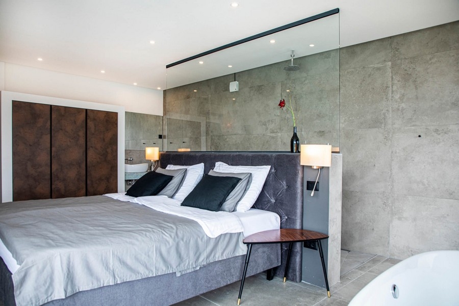 Szürke hálószoba üvegfallal.