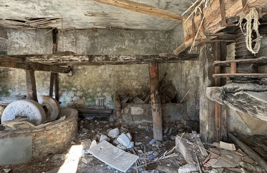 Régi dolgozószoba eredeti kő- és faszerkezettel